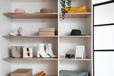 Modern ayakkabılar ve aksesuarlar butikte şık kıyafetler.