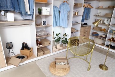 Açık butikte şık kıyafetler, ayakkabılar ve aksesuarlar.