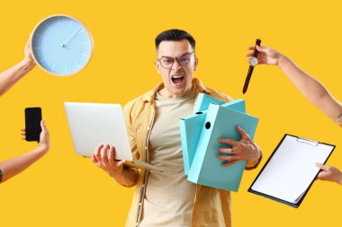 Kızgın genç adam ve sarı arka planda eşyaları olan eller. Son teslim tarihi kavramı