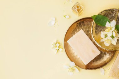 Sabun kalıplı tabaklar ve güzel yasemin çiçekleri.