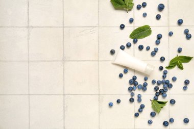 Kozmetik ürünü, nane ve böğürtlen içeren kompozisyon