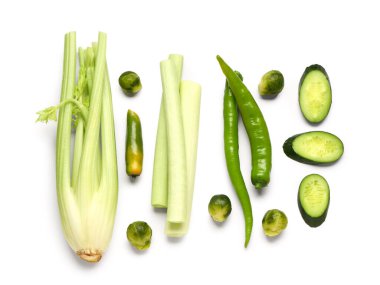 Kerevizli salatalık, Brüksel lahanası ve beyaz arka planda yeşil biber.