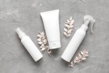 Kozmetik ürünleri ve grunge arka planında kurutulmuş bitkilerle kompozisyon