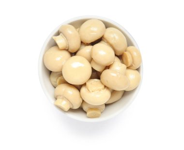 Beyaz arka planda izole edilmiş bir kase mantar.