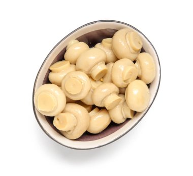 Beyaz arka planda izole edilmiş bir kase mantar.