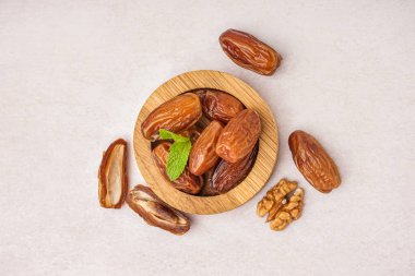 Açık arkaplanda kurumuş tarihli kase