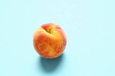 Mavi arka planda tatlı şeftali