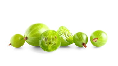 Beyaz arka planda taze bektaşi üzümü