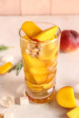 Beyaz masada taze şeftalili limonata.