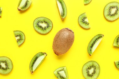 Sarı arka planda taze kivi dilimleri