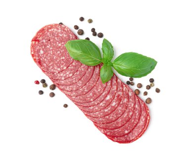 Beyaz arka planda izole edilmiş lezzetli salam dilimleri