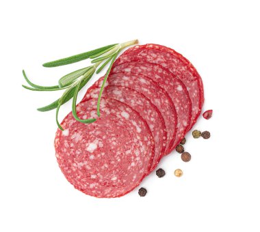 Beyaz arka planda izole edilmiş lezzetli salam dilimleri