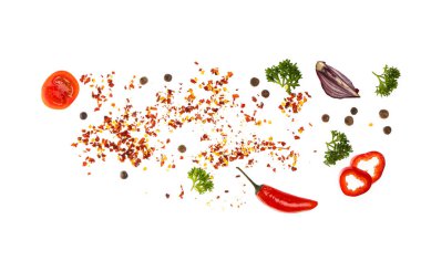 Beyaz arka planda uçan baharatlar ve sebzeler