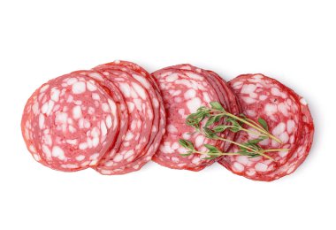 Beyaz arka planda lezzetli salam dilimleri