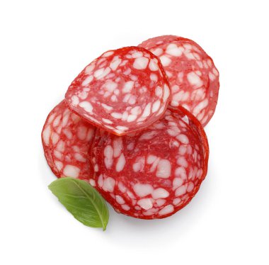 Beyaz arka planda lezzetli salam dilimleri