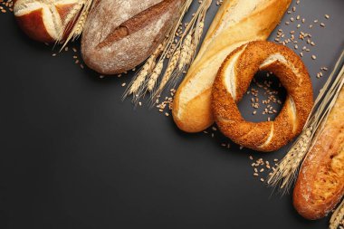 Siyah arka planda farklı ekmek ve buğday kulakları türleri