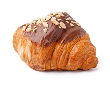 Beyaz arka planda çikolata ve fındıklı tatlı kruvasan.