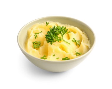 Beyaz arka planda maydanozlu patates püresi.