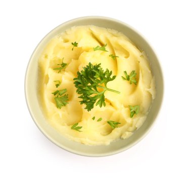 Beyaz arka planda maydanozlu patates püresi.
