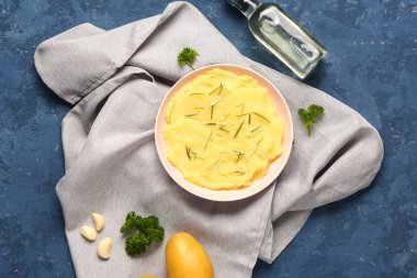 Mavi arka planda biberiyeli ve maydanozlu patates püresi.