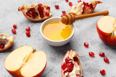 Rosh Hashanah kutlaması için aromalı ve elmalı bal kasesi (Yahudi Yeni Yılı) gri arka planda