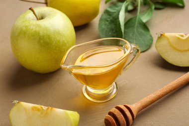 Kahverengi arka planda Rosh Hashanah kutlaması (Yahudi Yeni Yılı) için bal ve elma sosu.