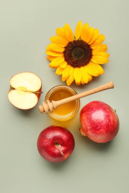 Rosh Hashanah kutlaması (Yahudi Yeni Yılı) için elmalı, nar ve ayçiçekli kavanoz bal.