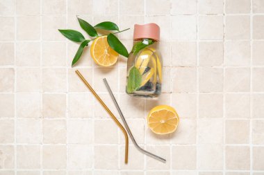 Bej fayanslı yabanmersinli ve limonlu spor şişesi.