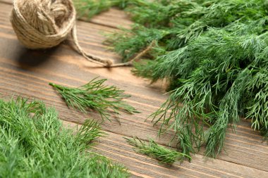 Ahşap arka plan üzerinde taze dereotu