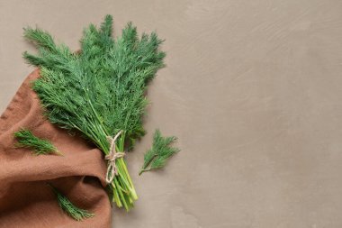 Gri arka planda bir sürü taze dereotu.