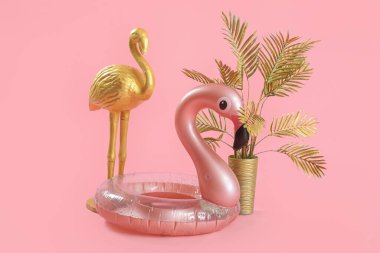 Pembe arka planda dekoru ve avuç içi ile flamingo şeklinde yüzme yüzüğü