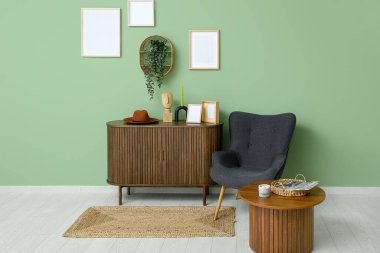 Koltuğu, çekmecesi ve boş çerçevesi olan şık bir oturma odası.