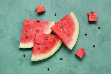 Yeşil zemin üzerinde olgun karpuz parçaları olan kompozisyon