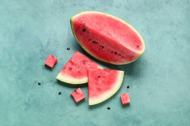Yeşil zemin üzerinde taze olgun karpuz parçaları olan kompozisyon
