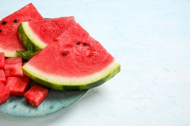 Açık arkaplanda olgun karpuz parçaları var, yakın plan.