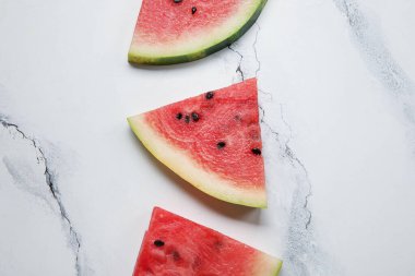 Hafif zemin üzerinde taze olgun karpuz parçaları olan kompozisyon, yakın plan.