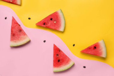 Renkli arkaplanda olgun karpuz parçalarıyla kompozisyon