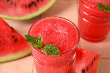 Bir bardak lezzetli karpuz suyu ve pembe fayanslı nane.