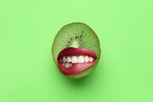 Sexy Labbra Femminili Kiwi Sfondo Verde — Foto Stock