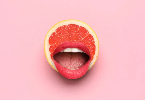 Sexy Kobieta Usta Grejpfrut Różowym Tle — Zdjęcie stockowe