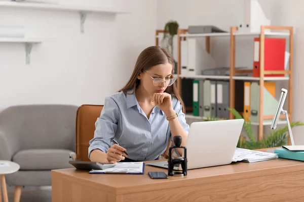 Female Accountant Working Laptop Table Office — Stock Photo, Image