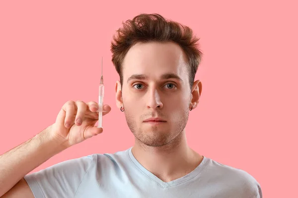 Fiatal Férfi Injekció Haj Növekedését Rózsaszín Háttér Közelkép — Stock Fotó
