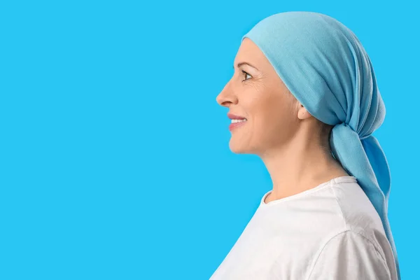 Reife Frau Nach Chemotherapie Auf Blauem Hintergrund Nahaufnahme — Stockfoto