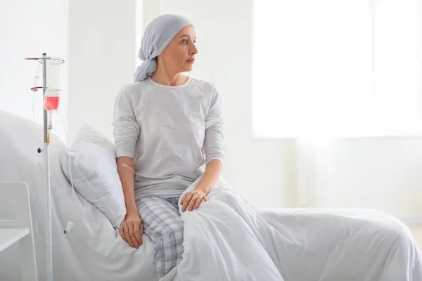 Ώριμη Γυναίκα Μετά Από Χημειοθεραπεία Στην Κλινική — Φωτογραφία Αρχείου