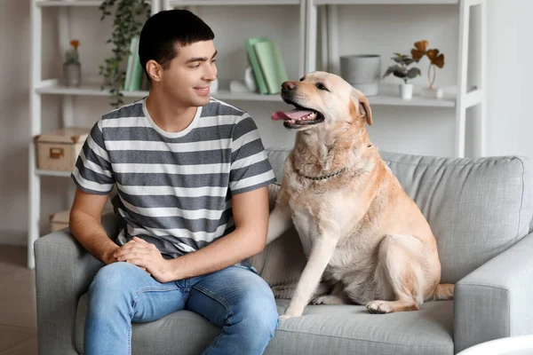 Joven Con Perro Labrador Sentado Sofá Casa — Foto de Stock