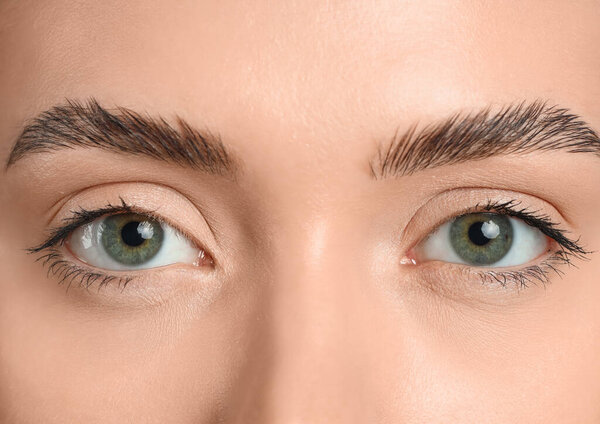 Молодая женщина с зелеными глазами, крупным планом