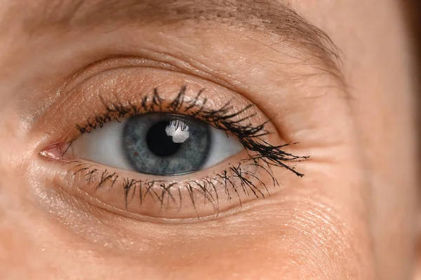 Starší Žena Modrýma Očima Detailní Záběr — Stock fotografie