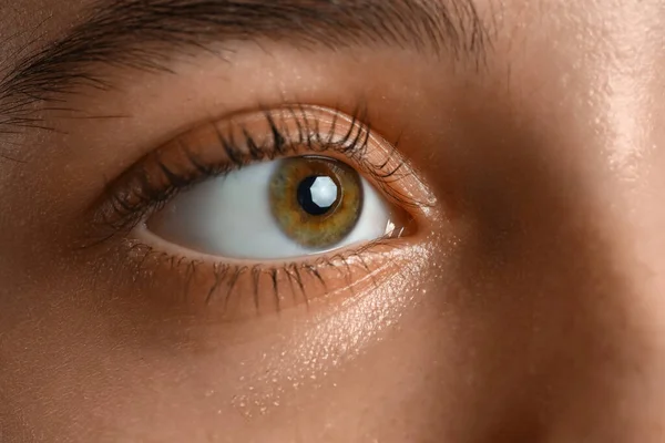 Junge Frau Mit Braunen Augen Nahaufnahme — Stockfoto