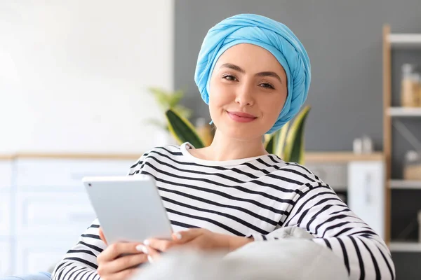 Young Woman Chemotherapy Using Tablet Computer Home — Stock Photo, Image