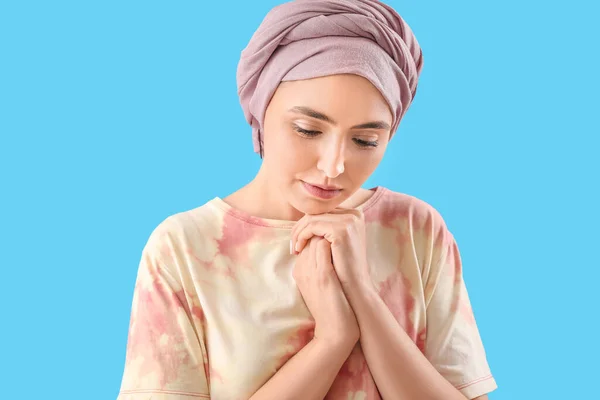 Junge Frau Nach Chemotherapie Auf Blauem Hintergrund Nahaufnahme — Stockfoto